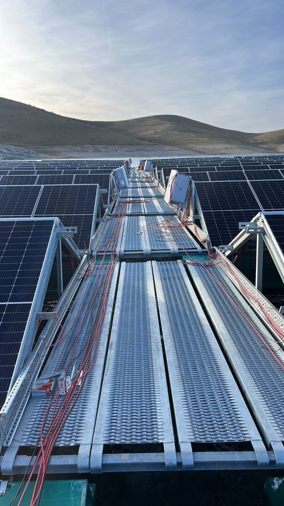baraj üstü yüzerges platform